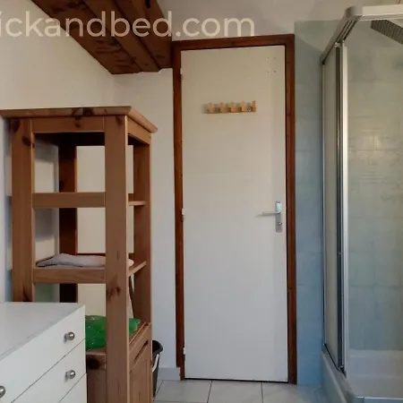 Click And Bed Hostel *
